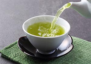 にんにくの口臭を消すには緑茶を飲むと効果的