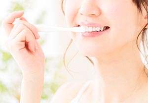 にんにくの口臭を予防するには歯磨きをしたり、ブレスケア口臭清涼剤
