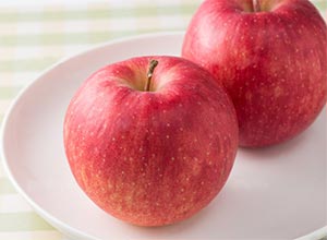 りんごにはポリフェノールや酵素が多く含まれており、ニンニクの臭い消しや消臭作用が期待